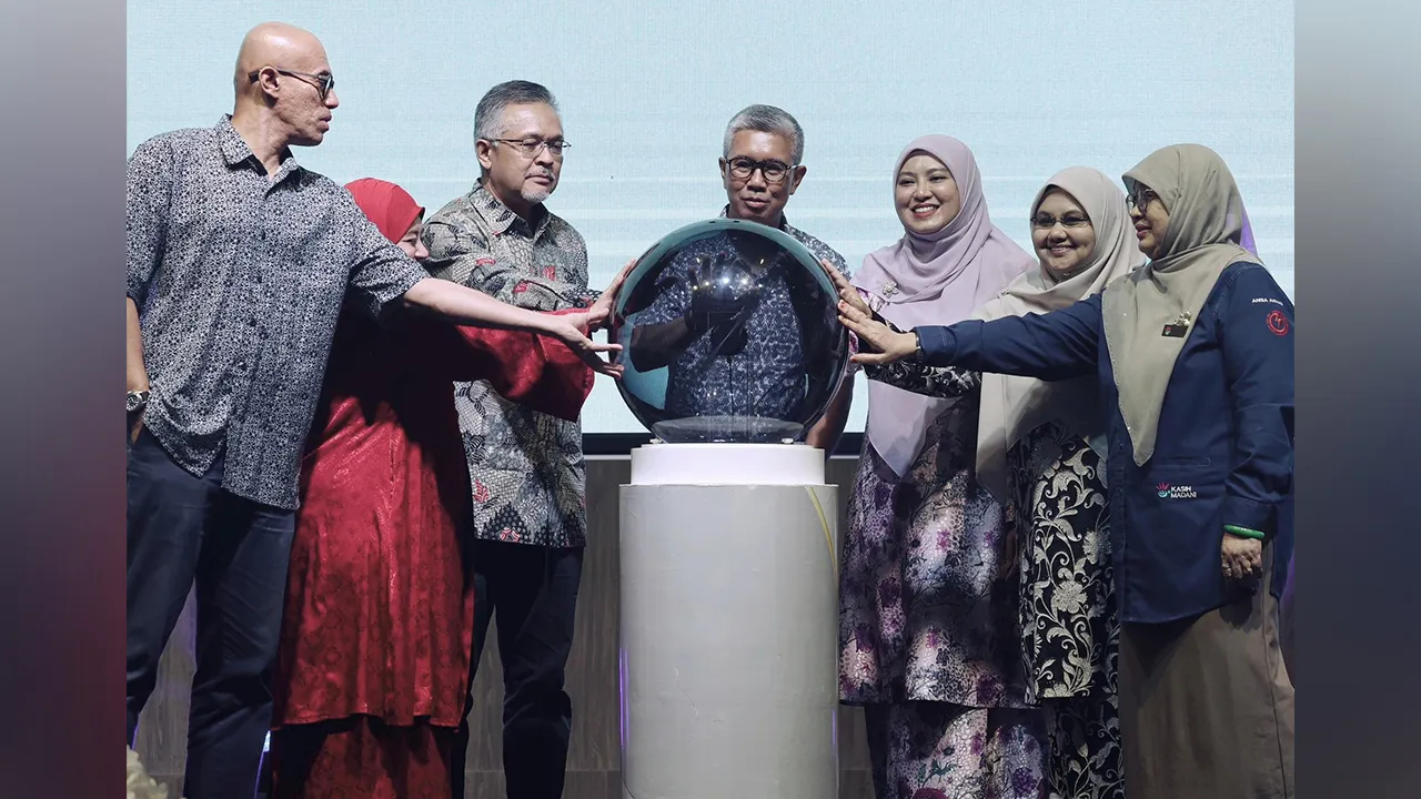 KUALA LUMPUR, 20 Sept - Penasihat Kanan Politik kepada Perdana Menteri, Tengku Datuk Seri Zafrul Abdul Aziz (tengah) pada gimik perasmian Laman Sesawang Kasih MADANI pada Program Gala Pesona Kasih MADANI peringkat Zon Tengah di Pusat Konvensen MPAJ, hari ini. Turut hadir, Timbalan Pengerusi, Lembaga Penduduk dan Pembangunan Keluarga Negara (LPPKN), Juwairiya Zulkifli (tiga, kanan) dan Ketua Pegawai Operasi (COO) Yayasan Sime Darby, Muzdalifah Mohd Nasir (dua, kiri). - fotoBERNAMA (2026)
