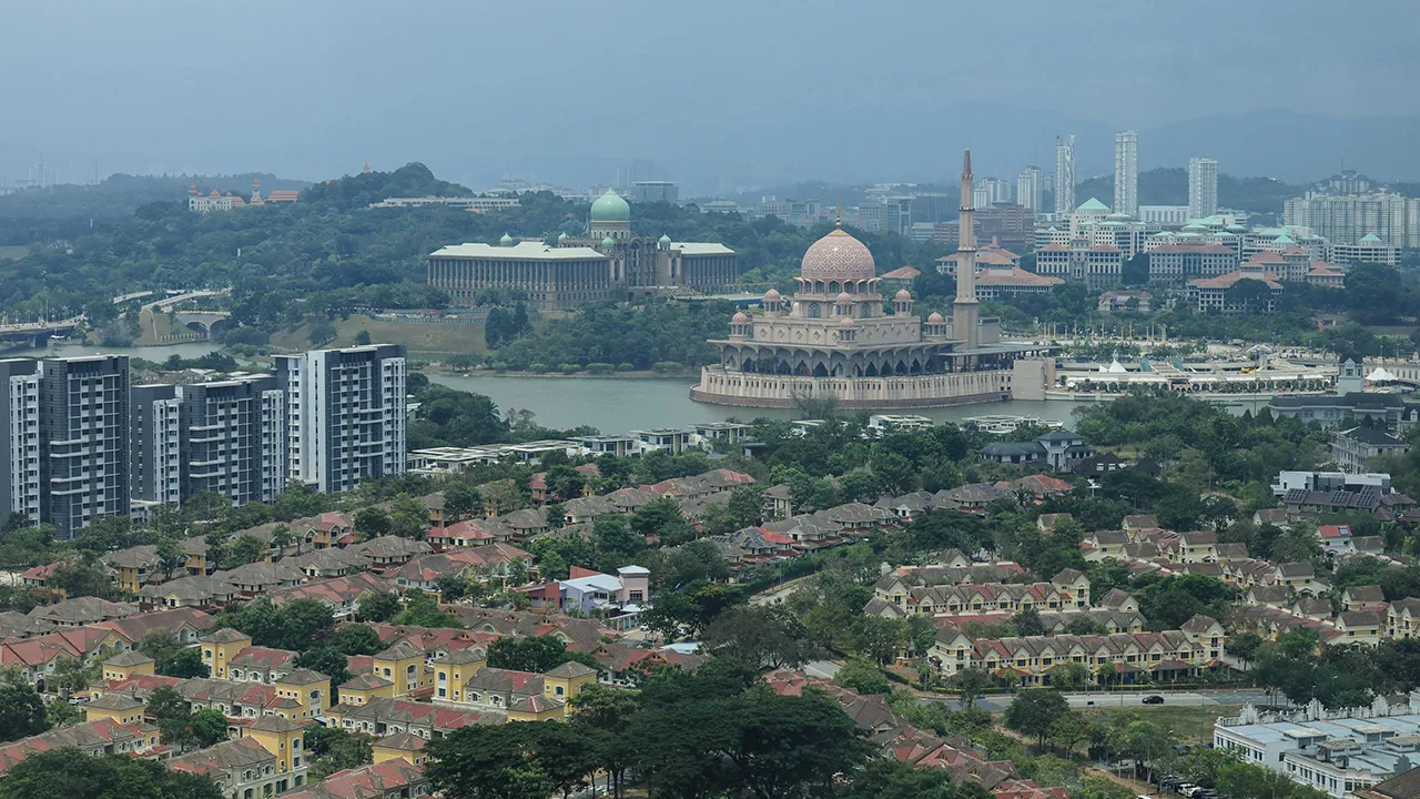 PUTRAJAYA, 10 Sept - Pemandangan sekitar Putrajaya kelihatan jelas tanpa jerebu hari ini. Menurut portal rasmi Sistem Pengurusan Indeks Pencemaran Udara Malaysia (APIMS), bacaan Indeks Pencemar Udara (IPU) di Putrajaya berada pada paras sederhana iaitu 74 setakat 2 petang tadi. - fotoBERNAMA (2026)