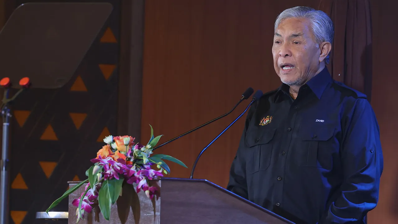 Putrajaya , 1 September 2026. Timbalan Perdana Menteri dan Menteri Kemajuan Desa dan Wilayah, Datuk Seri Ahmad Zahid Hamidi , menyampaikan ucapan pada Perhimpunan Bulan September Kementerian Kemajuan Desa dan Wilayah (KKDW) di Dewan Lestari KKDW.Astro AWANI / SHAHIR OMAR
