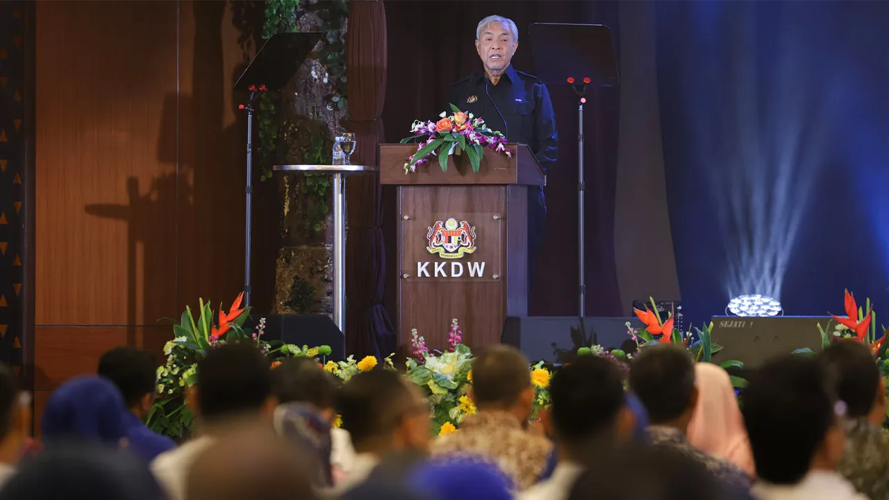 Putrajaya , 1 September 2026. Timbalan Perdana Menteri dan Menteri Kemajuan Desa dan Wilayah, Datuk Seri Ahmad Zahid Hamidi , menyampaikan ucapan pada Perhimpunan Bulan September Kementerian Kemajuan Desa dan Wilayah (KKDW) di Dewan Lestari KKDW.Astro AWANI / SHAHIR OMAR