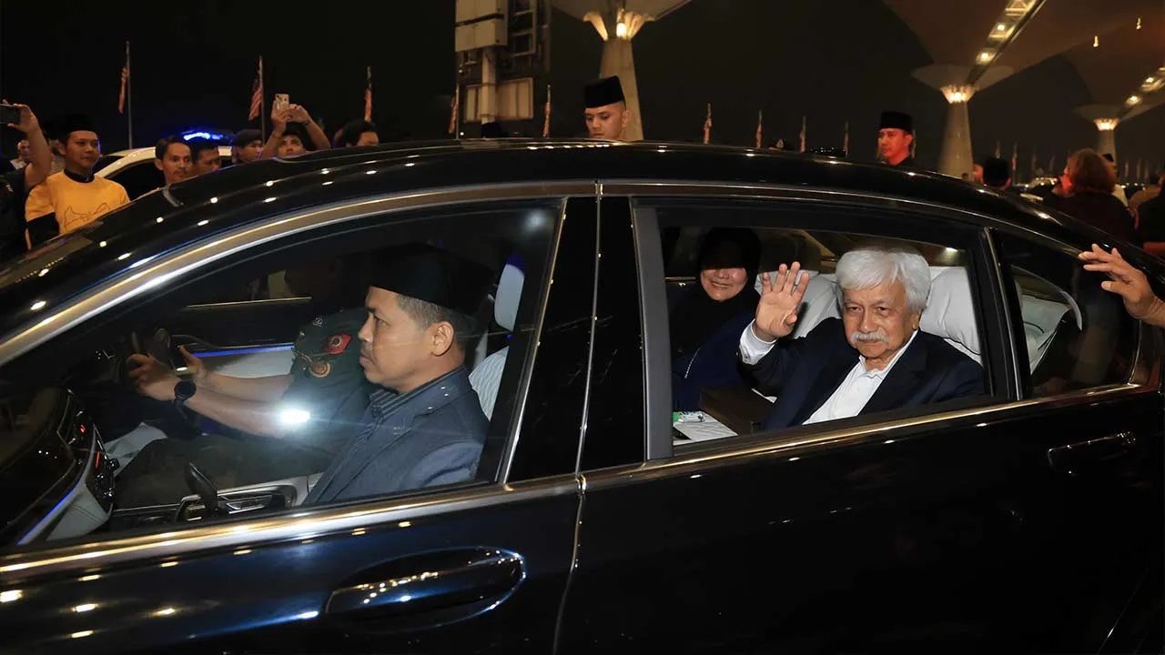 SEPANG, 17 Sept - Yang Dipertuan Besar Negeri Sembilan Tuanku Muhriz Tuanku Munawir tiba di Lapangan Terbang Antarabangsa Kuala Lumpur (KLIA) Terminal 1 (T1) di sini malam ini. Lebih 200 anggota badan bukan kerajaan (NGO) adat Negeri Sembilan turut hadir bagi menyambut ketibaan baginda. - fotoBERNAMA (2026) HAK CIPTA TERPELIHARA