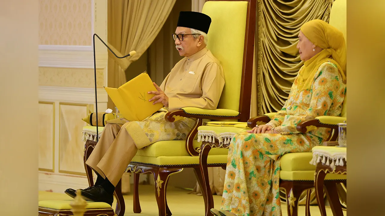 KUALA PILAH, 7 Ogos - Yang Dipertuan Besar Negeri Sembilan Tuanku Muhriz Tuanku Munawir berkenan bertitah pada Istiadat Pelantikan dan Mengangkat Sumpah Ahli Majlis Mesyuarat Kerajaan Negeri Sembilan di Istana Besar Seri Menanti hari ini. Baginda mengingatkan barisan Exco negeri yang baharu supaya menjalankan amanah dan tanggungjawab dengan jujur, adil serta profesional. Turut berangkat Tunku Ampuan Besar Tuanku Aishah Rohani Tengku Besar Mahmud. - fotoBERNAMA (2026) HAK CIPTA TERPELIHARA