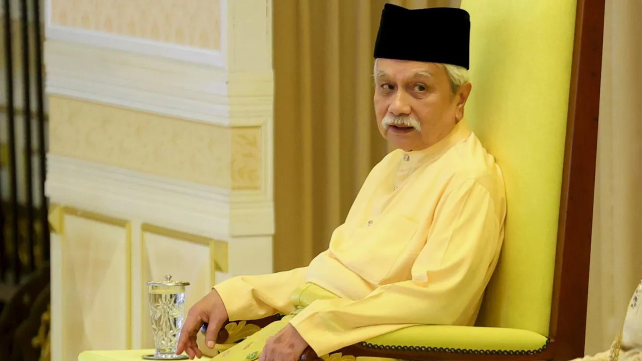 KUALA PILAH, 11 Jun - Yang Dipertuan Besar Negeri Sembilan Tuanku Muhriz Tuanku Munawir berkenan berangkat ke Istiadat Pengurniaan dan Perisytiharan Gelaran Pusaka Tunku Panglima Besar di Balairong Seri, Istana Besar Seri Menanti hari ini. Turut berangkat Tunku Ampuan Besar Negeri Sembilan Tuanku Aishah Rohani Tengku Besar Mahmud. - fotoBERNAMA (2026) HAK CIPTA TERPELIHARA