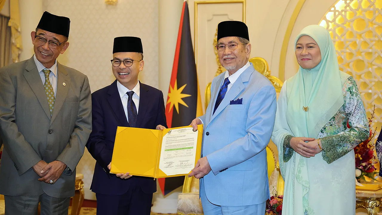 KUCHING, 15 Sept - Yang Dipertua Negeri Sarawak Tun Dr Wan Junaidi Tuanku Jaafar menerima Warkah Persilaan sempena sambutan Hari Malaysia 2026 daripada Menteri Komunikasi Datuk Seri Fahmi Fadzil (dua, kiri) di Astana Negeri di Petra Jaya, hari ini. Turut hadir isteri Yang Dipertua Negeri Sarawak, Toh Puan Fauziah Mohd Sanusi (kanan) dan Menteri Pelancongan, Industri Kreatif dan Seni Persembahan Sarawak, Datuk Seri Abdul Karim Rahman Hamzah (kiri). - fotoBERNAMA (2026) HAK CIPTA TERPELIHARA