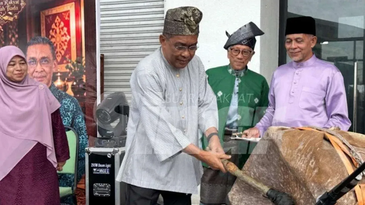 Takiyuddin menyempurnakan simbolik perasmian Karnival Cakna Rakyat DUN Bunut Payung di Lembah Sireh pada Sabtu.
