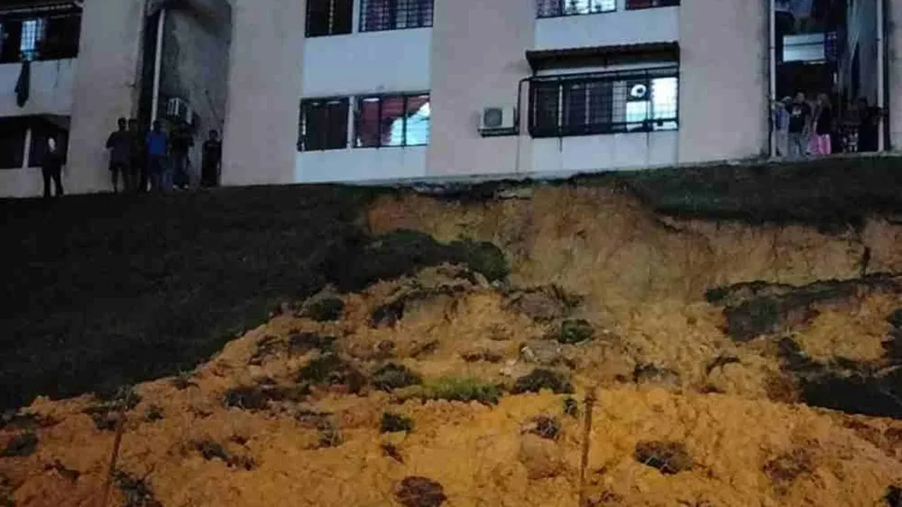 Penghuni sebuah blok pangsapuri di Bandar Damai Perdana, Cheras diarah mengosongkan kediaman mereka malam ini susulan insiden tanah runtuh berhampiran kediaman itu._Sinar Harian