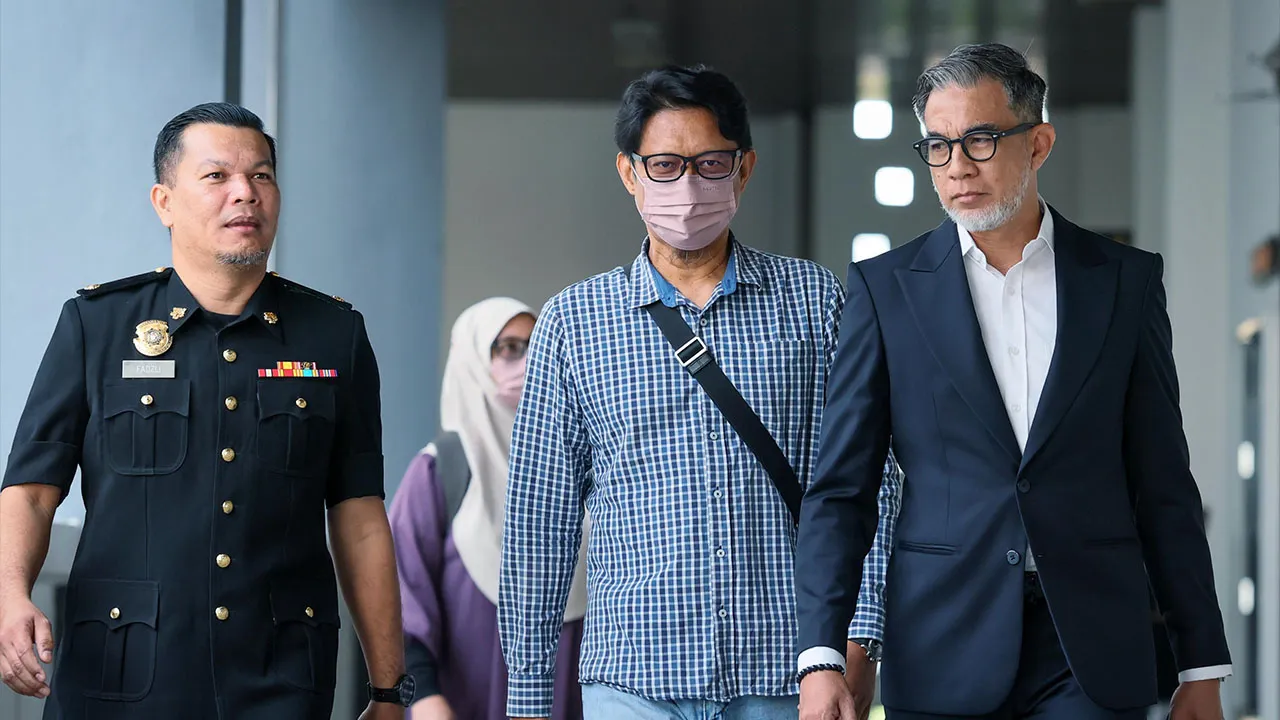 KOTA BHARU, 21 Sept - Bekas timbalan pengurus besar projek pembinaan TH Properties, Tengku Kamarolhisham Tengku Kamaruddin (tengah) mengaku tidak bersalah di Mahkamah Sesyen hari ini atas pertuduhan bersubahat melakukan pecah amanah membabitkan wang RM14,000,_BERNAMA