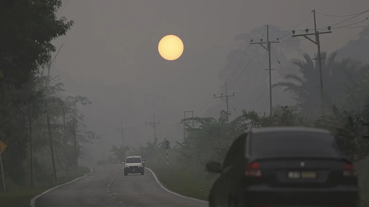 SERIAN, 20 Ogos - Matahari kelihatan suram diselubungi jerebu tebal menerusi satu pemandangan yang dirakamkan di Jalan Serian-Tebedu, hari ini. Keadaan kualiti udara di Sarawak semakin membimbangkan apabila Serian mencatatkan Indeks Pencemar Udara (IPU) pada paras bahaya iaitu 364 setakat jam 8 pagi tadi. Sementara itu, tiga lagi kawasan turut terjejas teruk dengan bacaan IPU pada tahap sangat tidak sihat, iaitu Samarahan (300), Kuching (291), dan Sri Aman (214). - fotoBERNAMA (2026) HAK CIPTA TERPELIHARA