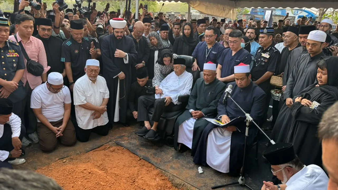 Tun Dr Siti Hasmah , jenazah kebumi_Astro AWANI