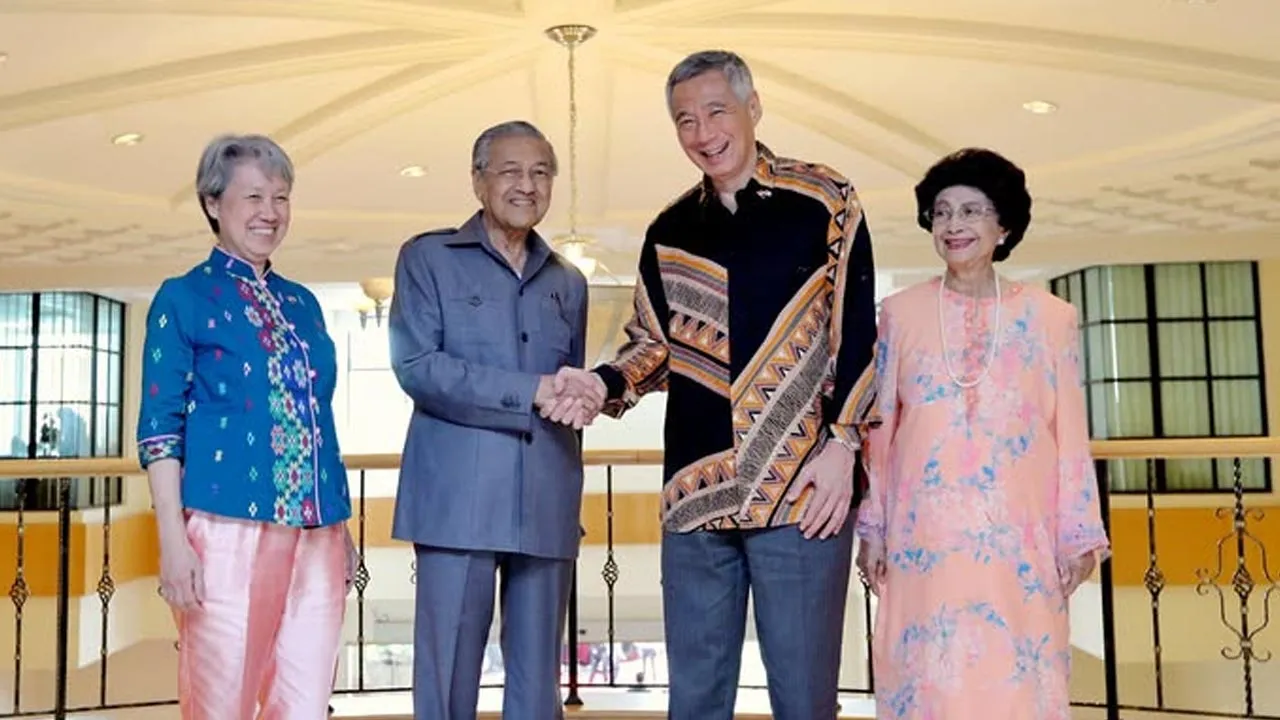 Tun Dr Siti Hasmah, Lee Hsien Loong. -- Kredit: Foto MDDI oleh Kenji Soon