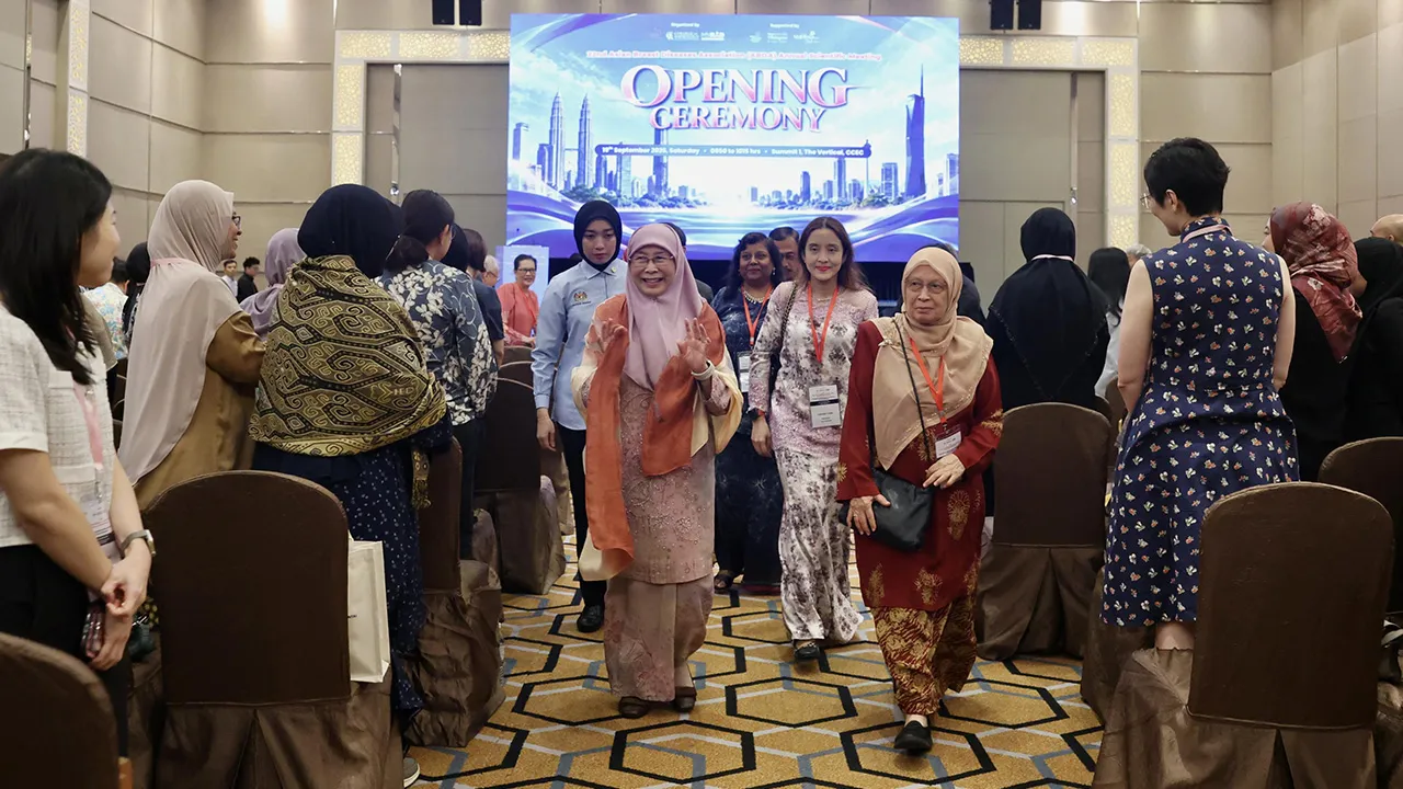 KUALA LUMPUR, 19 Sept - Isteri Perdana Menteri Datuk Seri Dr Wan Azizah Wan Ismail yang juga Ahli Parlimen Bandar Tun Razak menghadiri Majlis Perasmian Mesyuarat Saintifik Tahunan Ke-22 Asian Breast Disease Association (ABDA) 2026 di The Vertical, Connexion Conference & Event Centre hari ini. - fotoBERNAMA (2026)