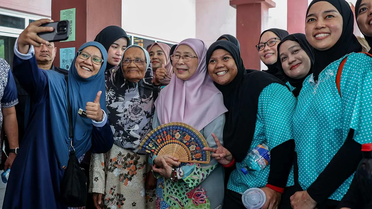 KUALA LUMPUR, 26 Sept - Isteri Perdana Menteri, Datuk Seri Dr Wan Azizah Wan Ismail bergambar bersama tetamu yang hadir pada Karnival Pendidikan MADANI "Sehari Bersama Rakyat " di Kompleks Seri Bintang hari ini. - fotoBERNAMA (2026) HAK CIPTA TERPELIHARA
