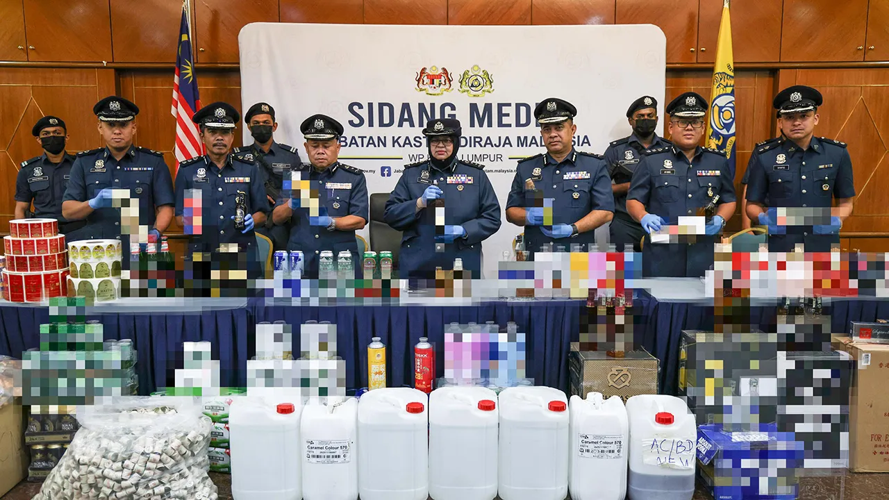 PETALING JAYA, 9 Sept - Pengarah Kastam Wilayah Perseketuan Kuala Lumpur, Wan Norizan Wan Daud (lima, kanan) menunjukkan barangan yang disita ketika sidang media mengenai penyeludupan minuman keras dan sindiket pemprosesan serta pembotolan minuman keras secara haram dalam Ops Tembok Besar dan Ops Akur di Kompleks Kastam WPKL, Kelana Jaya hari ini. - fotoBERNAMA (2026) HAK CIPTA TERPELIHARA