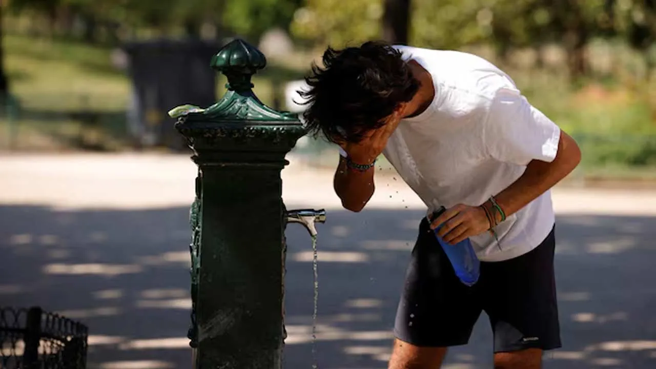 A person cools off from a water fountain in the Parc Monceau as temperatures rise in Paris during a second heatwave affecting a large part of France, June 19, 2026. REUTERS/Alice Sacco Purchase Licensing Rights