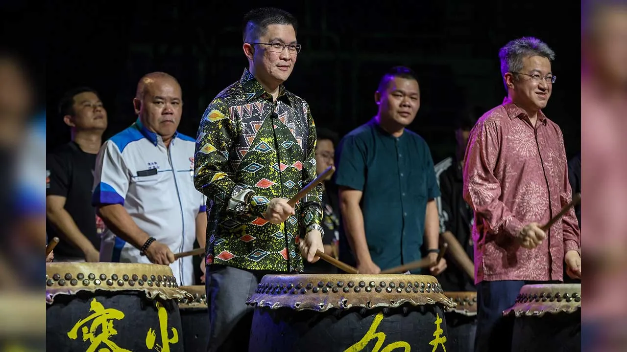 ISKANDAR PUTERI, 12 Sept - Timbalan Menteri Pendidikan Wong Kah Woh (tengah) bersama Timbalan Menteri Kewangan yang juga Ahli Parlimen Iskandar Puteri Liew Chin Tong (kanan) mengetuk gendang sebagai gimik perasmian Pertandingan Elit Gendang 24 Perayaan Tahun 2026 Peringkat Kebangsaan di Educity Sports Complex, di sini hari ini. - fotoBERNAMA (2026) HAK CIPTA TERPELIHARA