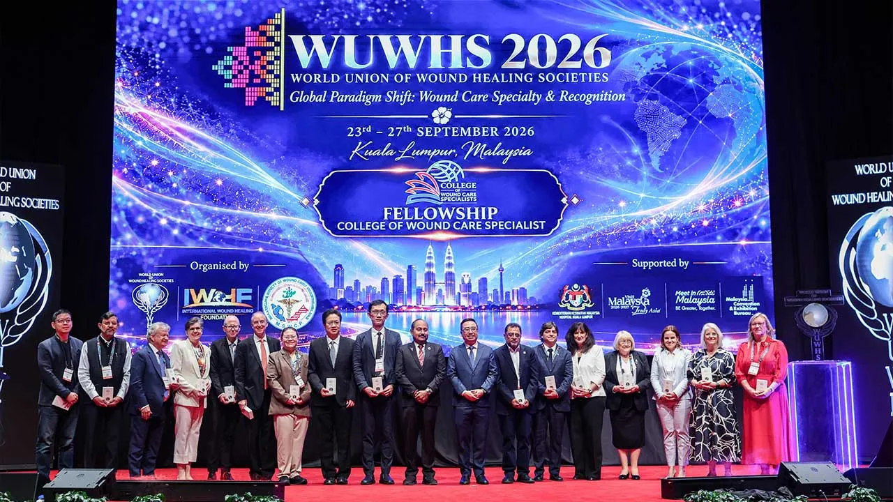 KUALA LUMPUR, Sept 25 - Minister of Science, Technology and Innovation Datuk Chang Lih Kang poses for a group photo with fellows of the College of Wound Care Specialists during the World Union of Wound Healing Societies (WUWHS) Congress 2026 at the Kuala Lumpur Convention Centre here today. Also present was President of WUWHS 2026 Prof Emeritus Datuk Dr Harikrishna K.R. Nair. - fotoBERNAMA (2026) COPYRIGHT RESERVED