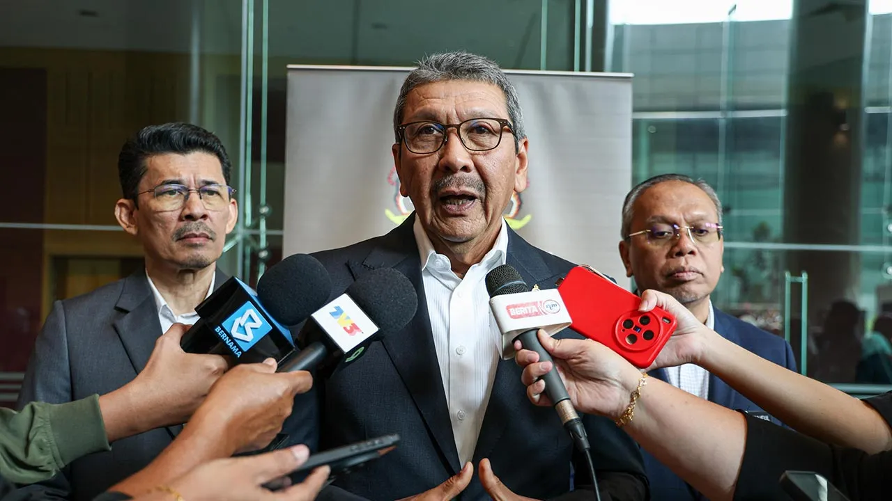 PUTRAJAYA, 14 Sept - Ketua Pengarah Perkhidmatan Awam, Tan Sri Dr Wan Ahmad Dahlan Abdul Aziz (tengah) menjawab pertanyaan media selepas merasmikan Persidangan Pengurusan Sumber Manusia Sektor Awam Tahun 2026 di Pusat Konvensyen Antarabangsa Putrajaya (PICC), hari ini. - fotoBERNAMA (2026) HAK CIPTA TERPELIHARA