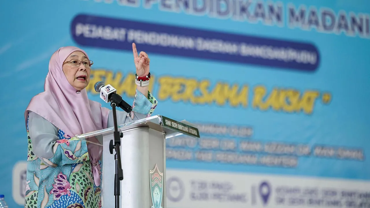 KUALA LUMPUR, 26 Sept - Isteri Perdana Menteri, Datuk Seri Dr Wan Azizah Wan Ismail menyampaikan ucapan pada Karnival Pendidikan MADANI "Sehari Bersama Rakyat " di Kompleks Seri Bintang hari ini. - fotoBERNAMA (2026) HAK CIPTA TERPELIHARA