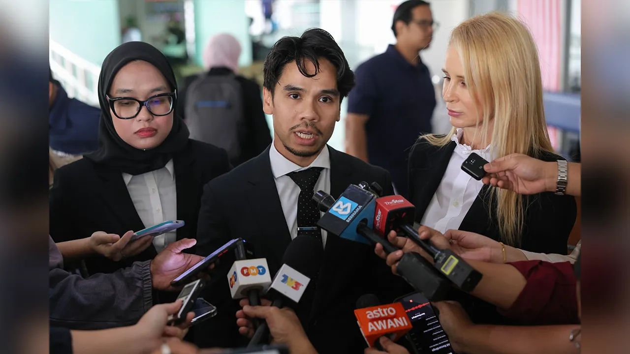 Shah Alam , 3 September 2026. Pasukan peguambela  yang mewakili Bekas Ketua Pegawai Operasi (COO) Lembaga Tabung Haji diketuai ,Wan Azman Aiman bercakap pada media di  Mahkamah Shah Alam selepas mahkamah menanguhkan pertuduhan tersebut.Astro AWANI SHAHIR OMAR