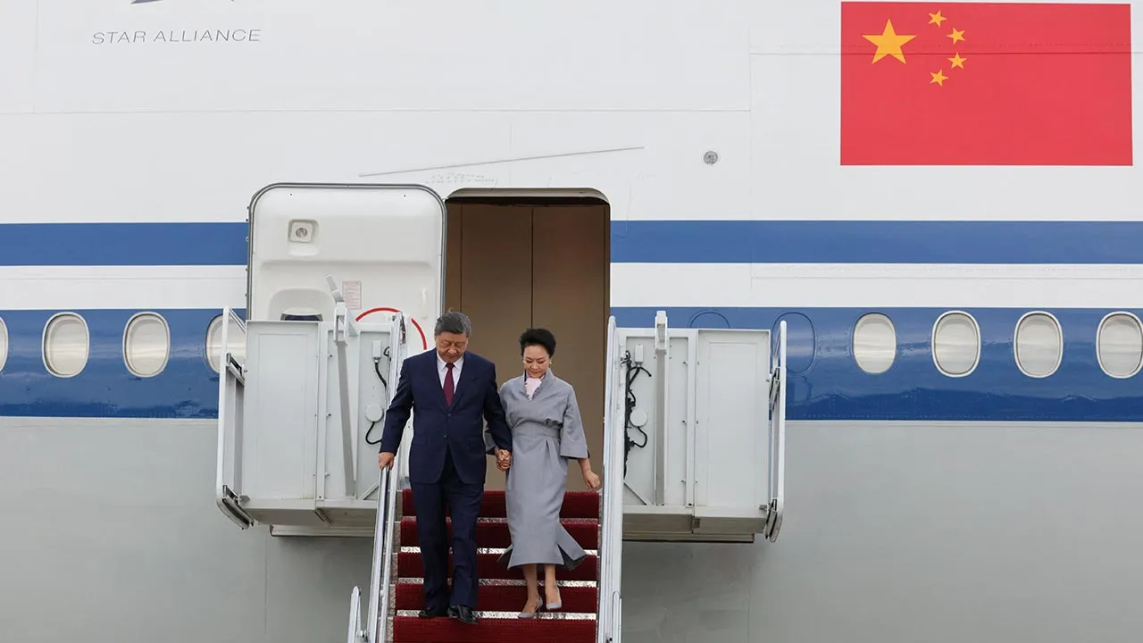 China's President Xi Jinping and his wife Peng Liyuan disembark upon their arrival ahead of a state visit at Joint Base Andrews, Maryland, US, September 23, 2026. REUTERS/Jonathan Ernst