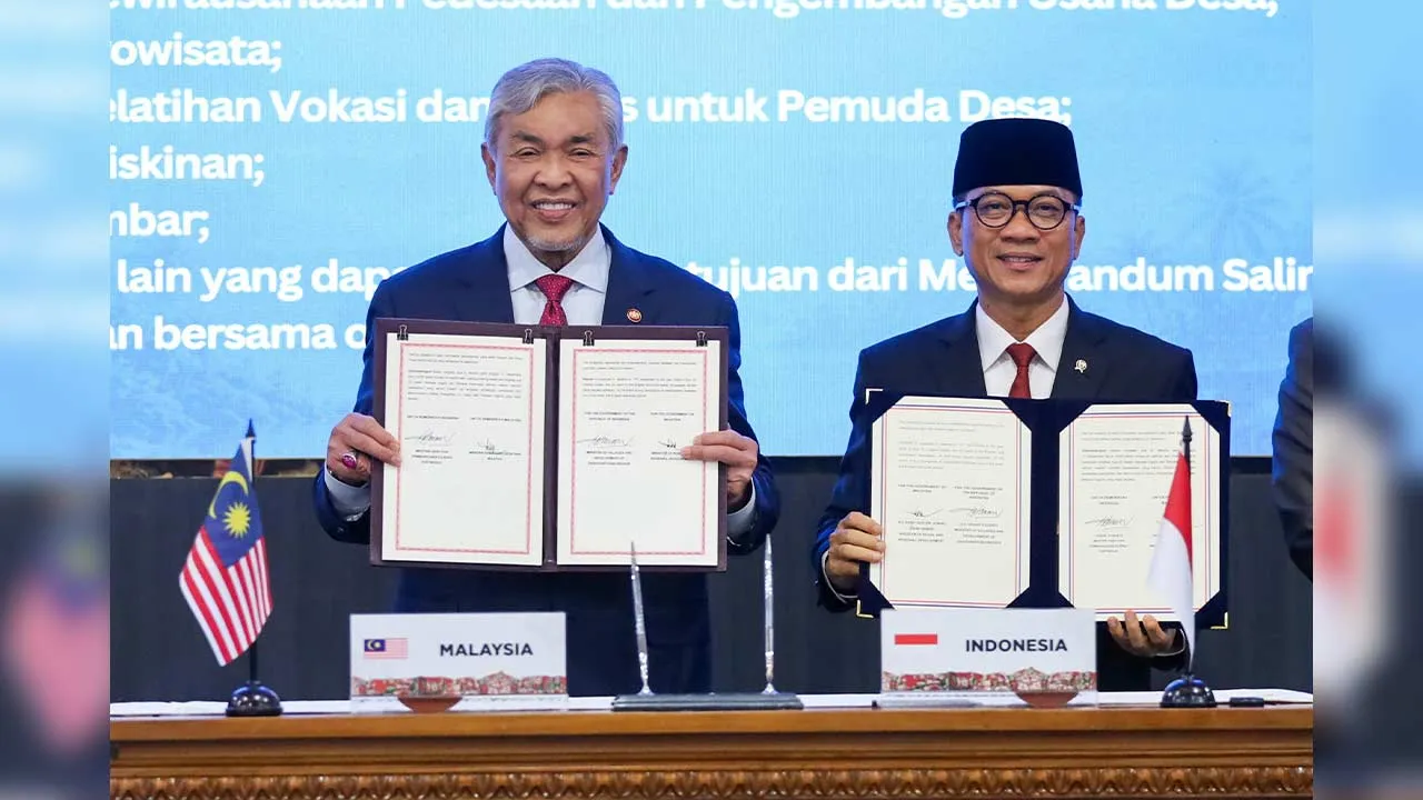 JAKARTA, 17 Sept - Timbalan Perdana Menteri merangkap Menteri Kemajuan Desa dan Wilayah Datuk Seri Dr Ahmad Zahid Hamidi (kiri) menandatangani Memorandum Persefahaman (MoU) dengan Menteri Desa dan Pembangunan Daerah Tertinggal Indonesia Yandri Susanto (kanan) di sini hari ini. MoU itu merangkumi lapan bidang kerjasama termasuk pembangunan kapasiti dalam pengurusan desa bagi pegawai kerajaan dan komuniti luar bandar; pendigitalan menerusi promosi konsep desa pintar yang inklusif; serta keusahawanan luar band