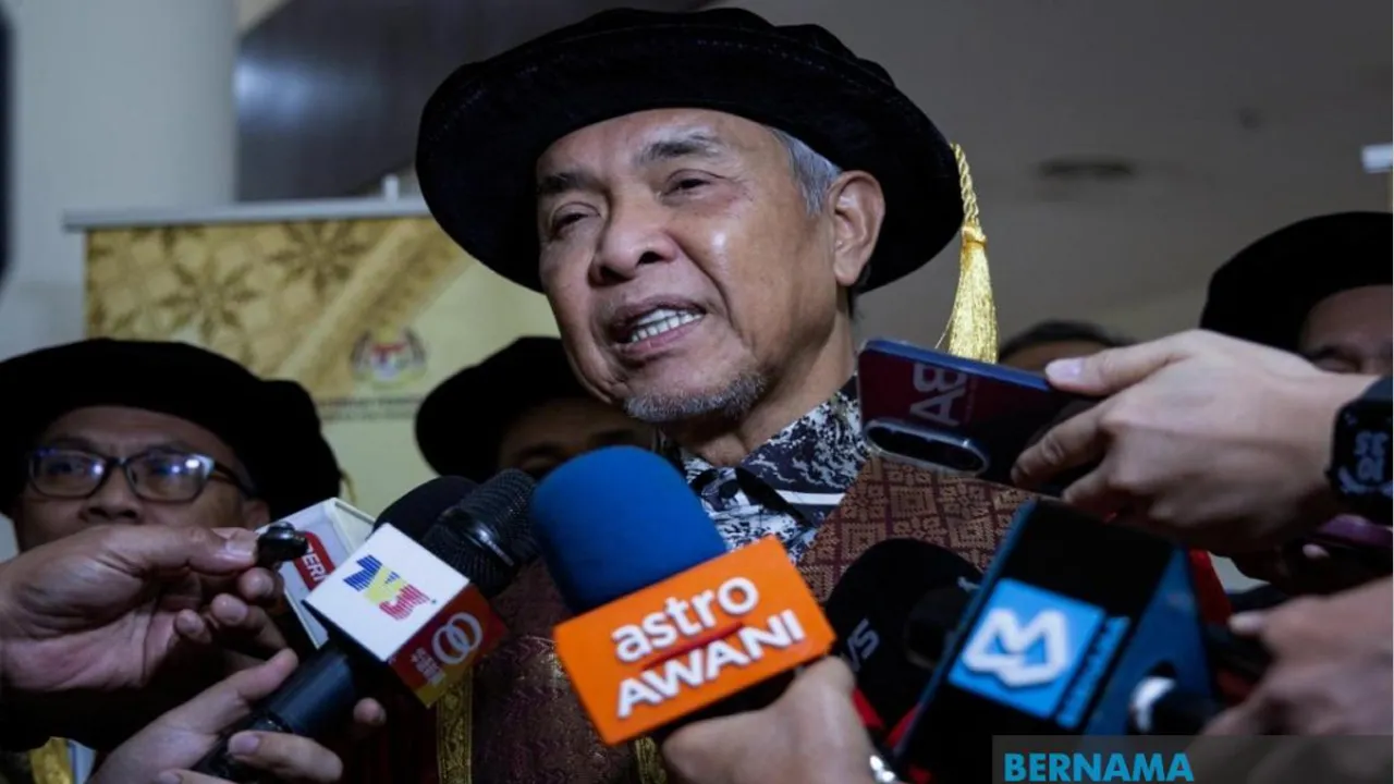 Timbalan Perdana Menteri Datuk Seri Dr Ahmad Zahid Hamidi menjawab pertanyaan media ketika hadir pada majlis Konvokesyen Politeknik dan Kolej Komuniti Zon Tengah 2026 di Dewan Universiti Pendidikan Sultan Idris (UPSI) hari ini.