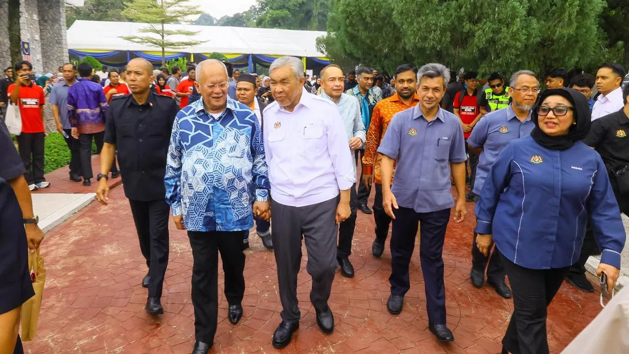 Ada pemimpin yang dikenang kerana zamannya, dan ada pemimpin yang pemikiran serta legasinya terus hidup merentas zaman. Almarhum Tun Abdul Razak Hussein adalah antara negarawan yang meninggalkan asas begitu besar dalam pembinaan negara kita. -- FB Zahid Hamidi