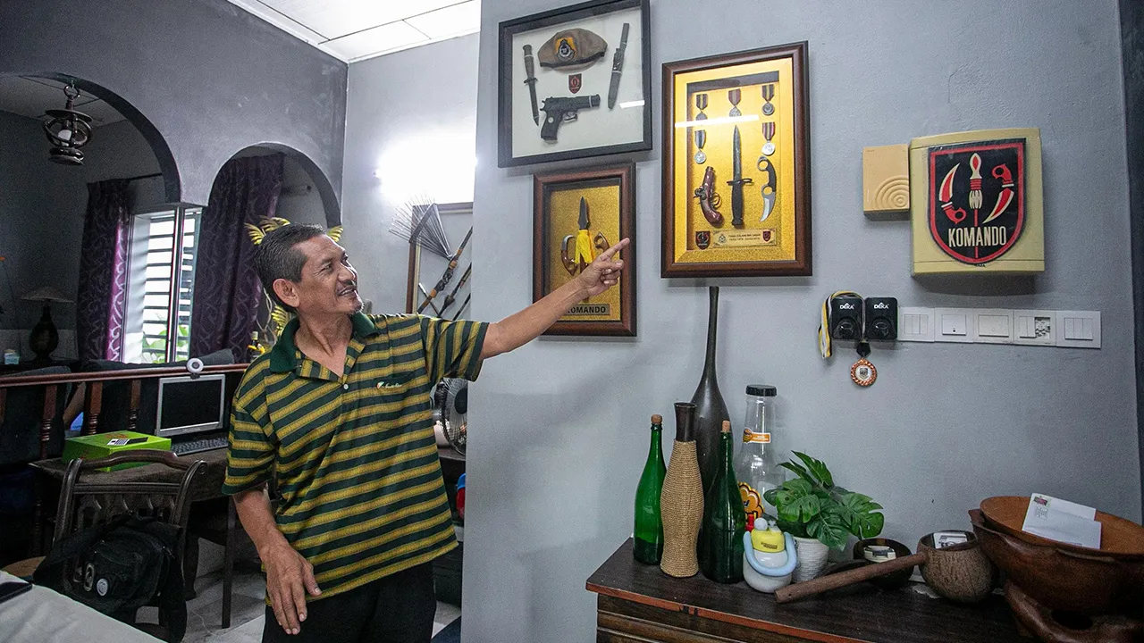 IPOH, 16 Sept - Bekas anggota 69 Komando Sarjan Mejar (B) Zol "'aini Sabar, 68, menunjukkan barangan serta pingat yang diperoleh sepanjang perkhidmatannya di dalam unit 69 Komando ketika ditemui BERNAMA di rumahnya baru-baru ini. Mengimbau tragedi Bukit Jenalik di Kuala Kangsar pada 2 Julai 2000, _BERNAMA