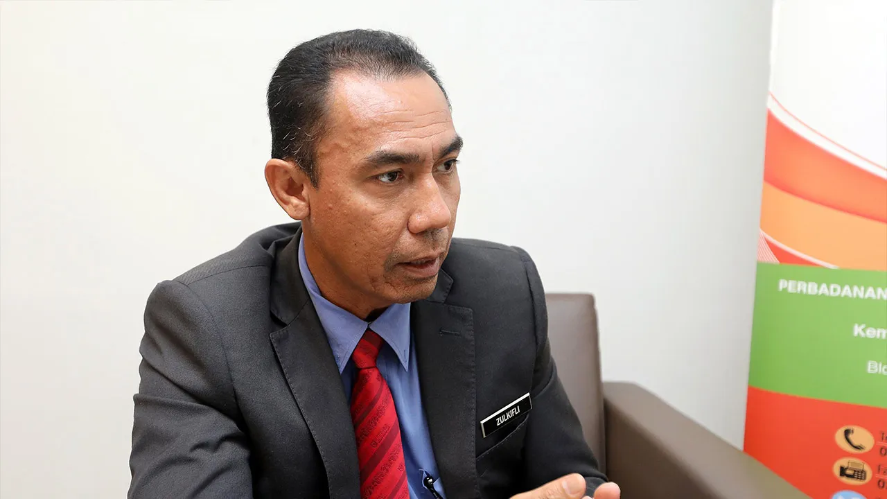 KUALA LUMPUR, 1 Ogos - Pengarah Bahagian Penyelidikan dan Teknologi Perbadanan Pengurusan Sisa Pepejal dan Pembersihan Awam (SWCorp) Ir Zulkifli Tamby Chik pada temu bual bersama Pertubuhan Berita Nasional Malaysia (Bernama) di Ibu Pejabat SWCorp. Zulkifli antara lain berkongsi mengenai sasaran baharu kadar kitar semula di tujuh negeri di bawah seliaanya kepada 40 peratus menjelang 2025 selain peningkatan kutipan barangan kitar semula yang kian meningkat . - fotoBERNAMA (2020) HAK CIPTA TERPELIHARA