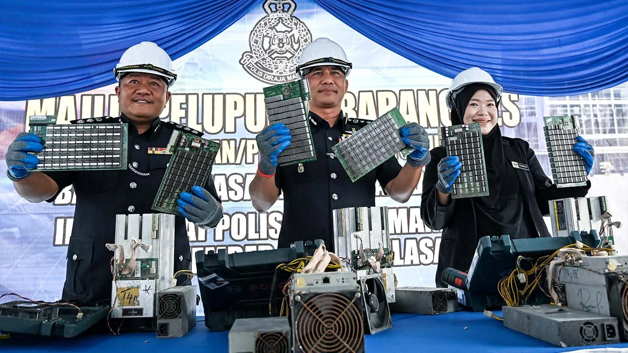 MANJUNG, 15 Sept - Timbalan Ketua Polis Perak DCP Mohammad Azlin Sadari (tengah) menunjukkan barangan rampasan mesin bitcoin ketika hadir pada Majlis Pelupusan Barang Kes Peringkat Ibu Pejabat Polis Daerah Manjung hari ini. Turut hadir Ketua Polis Daerah Manjung ACP Hasbullah Abd Rahman (kiri) dan Timbalan Pendakwa Raya Daerah Manjung Nor Syamilah Jalaluddin (kanan). - fotoBERNAMA (2026) HAK CIPTA TERPELIHARA  Photographed By: SHARUL HAFIZ ZAM