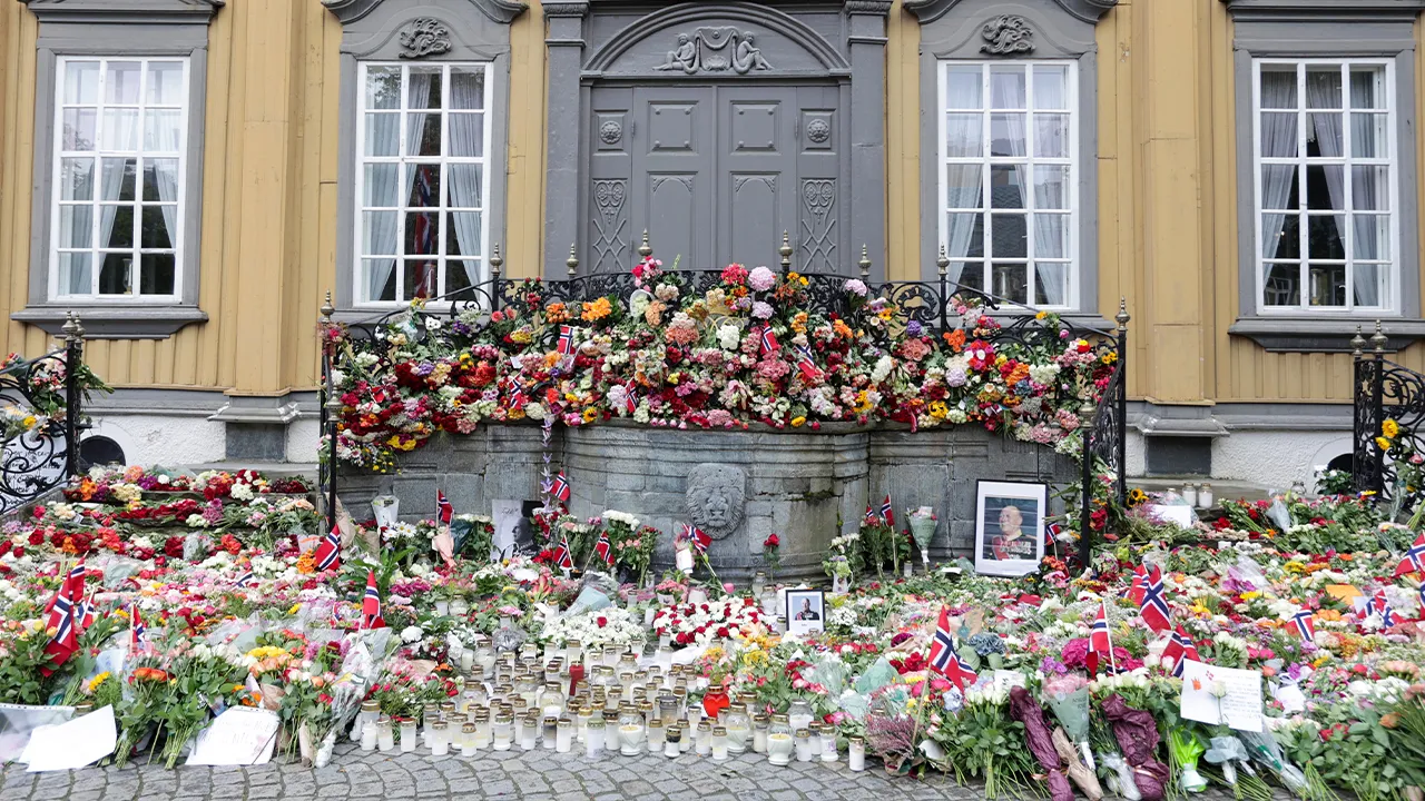 Flowers and condolences surround Stiftsgården following the death of King Harald V on Friday in Trondheim, Norway, Saturday, Aug. 29, 2026. (Jan Langhaug/NTB Scanpix via AP)