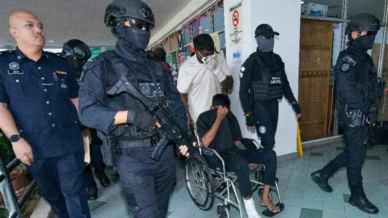 Lapan lelaki termasuk dua beradik yang menganggotai kumpulan kongsi gelap dihadapkan ke Mahkamah Majistret hari ini atas pertuduhan membunuh seorang lelaki dalam pergaduhan di Taman Alam Megah di sini, bulan lepas. Foto Bernama