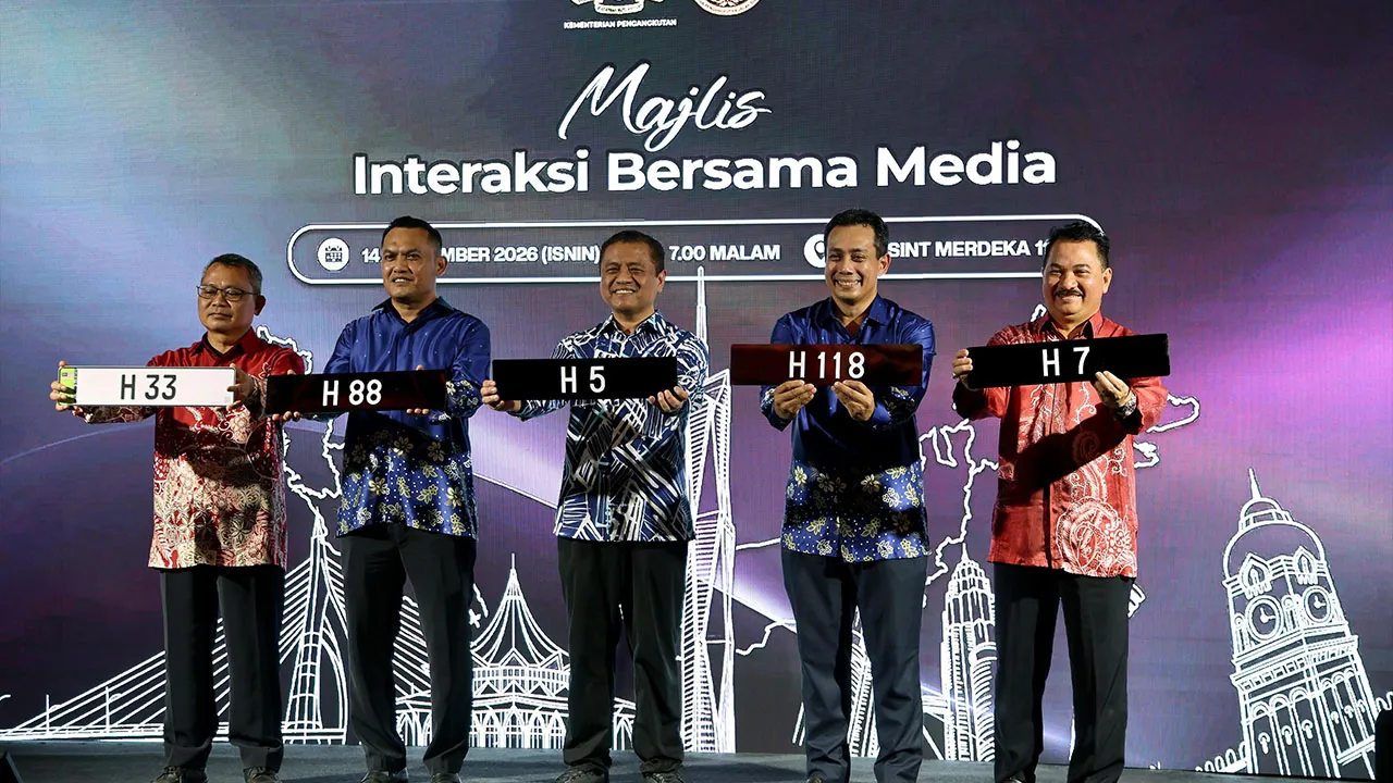 KUALA LUMPUR, 14 Sept - Ketua Pengarah Jabatan Pengangkutan Jalan (JPJ), Datuk Aedy Fadly Ramli (tengah) melancarkan no pendaftaran istimewa siri H pada sidang akhbar Majlis Interaksi Bersama Media sempena Hari Malaysia di Presint Merdeka 118, hari ini. - fotoBERNAMA 