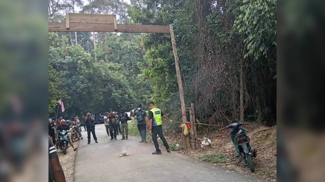 Hari ini operasi pemetaan oleh Unit Penguatkuasa Negeri Pahang (UPNP) di beberapa perkampungan Orang Asli di kawasan Tasek Bera. Bukan untuk perizaban tanah Orang Asli tetapi pengambilan kebun tanpa keizinan.  Surat aduan telah dihantar kepada Menteri Besar oleh penduduk dan Batin-Batin namun sehingga kini jalan rundingan masih buntu. _FB Bob Manolan Mohamad