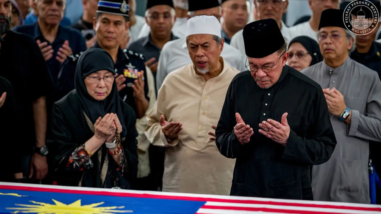 Hadir bersama Azizah untuk memberikan penghormatan terakhir kepada Kak Hasmah, sosok ibu yang kelembutan dan kasihnya akan sentiasa kami kenang, selain juga sebagai seorang sahabat dan rakan karib di tahun-tahun lampau. _FB Anwar Ibrahim
