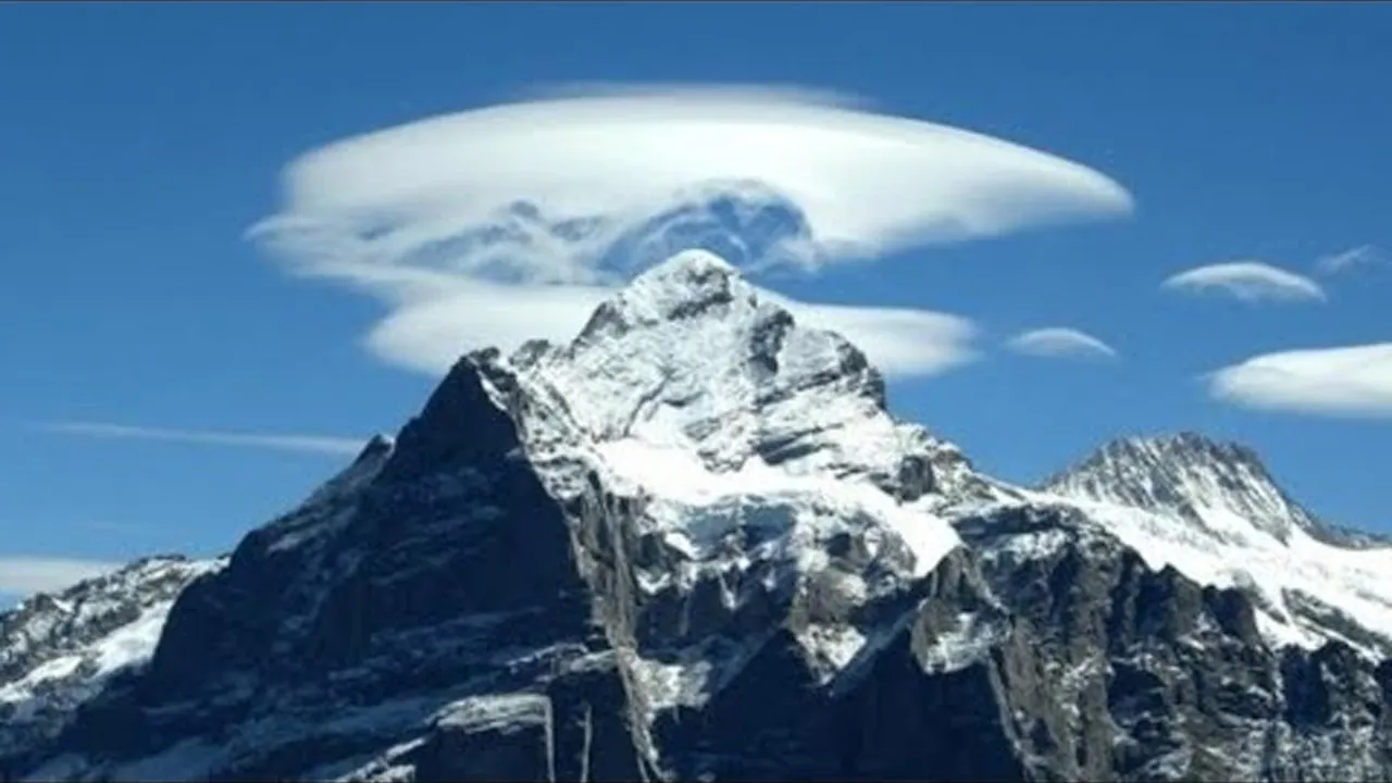 Masuk dalam Situs Warisan Dunia UNESCO, Gunung tertinggi di Indonesia terletak di Provinsi Papua.   Pegunungan Jayawijaya dengan puncak Carstensz Pyramid dgn salju abadi merupakan gunung tertinggi di Indonesia dengan ketinggian 4.884 MDPL_X @BiLLRaY2019