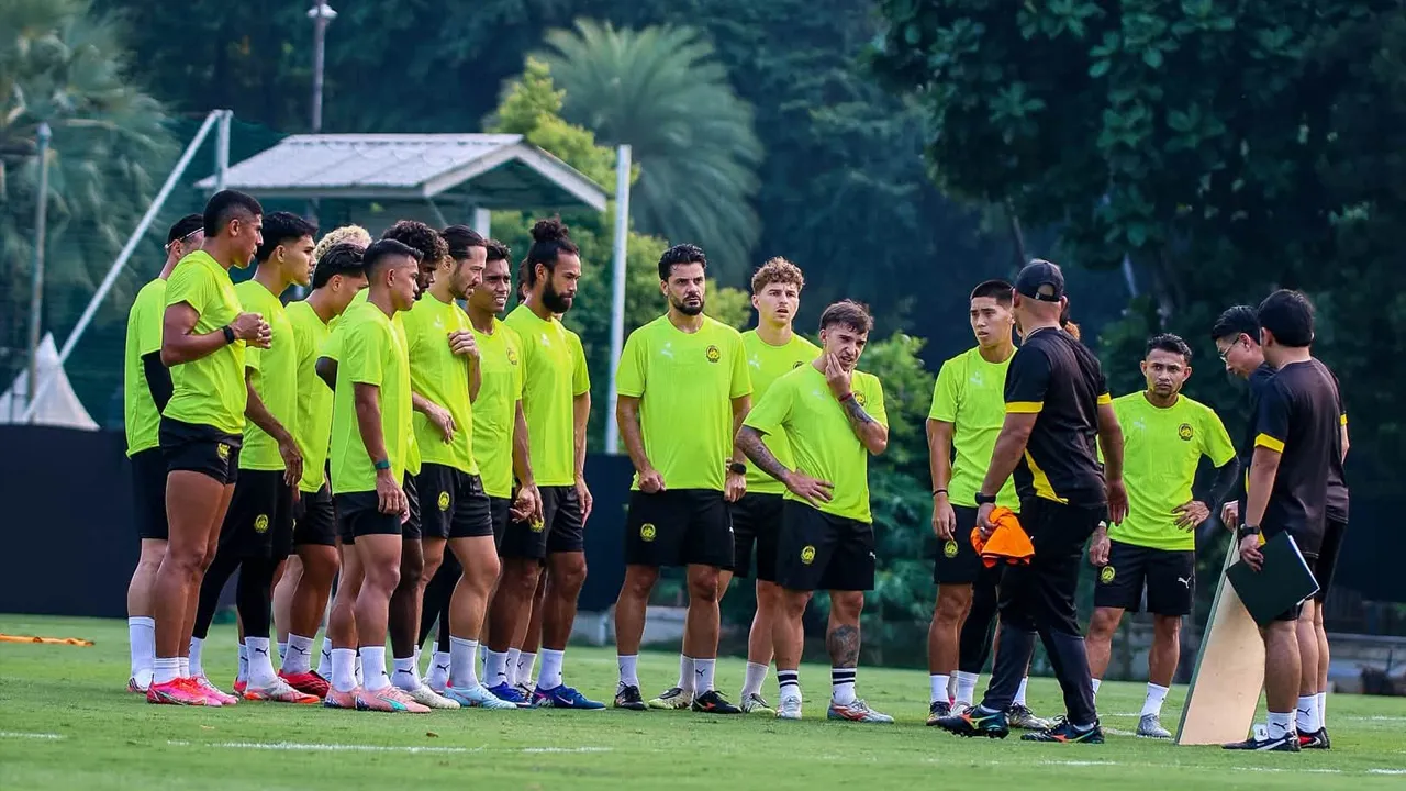Hari kedua di Jakarta, skuad Harimau Malaya kendalian Tan Cheng Hoe terus fokus melakukan persiapan dengan sesi latihan di Padang A, Gelora Bung Karno._FB Malaysia NT 
