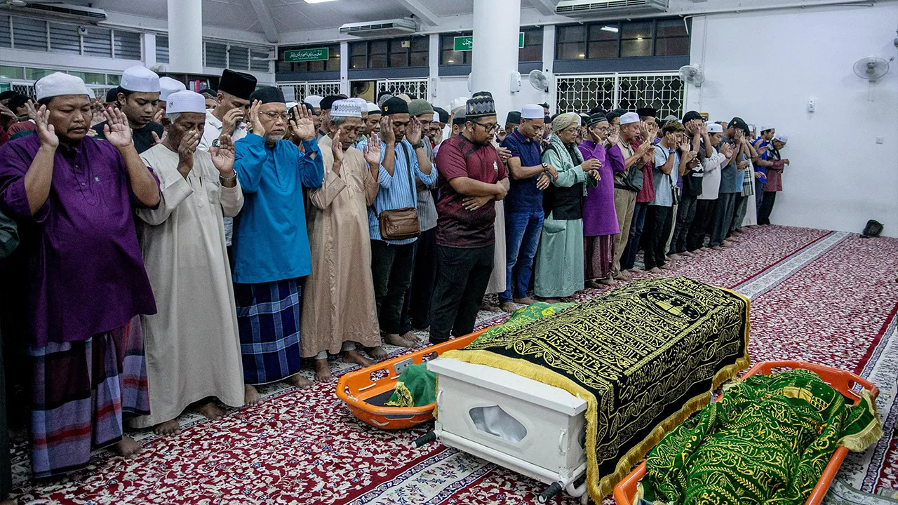 IPOH, 20 Sept - Ahli keluarga dan jemaah menyempurnakan solat jenazah Allahyarham Raja Ahmad Raja Ali, 70, Allahyarhamah Zaitun Mohamed, 64, dan Allahyarham Nik Abdurrahman Azimin Harith Helal, 18, yang maut dalam kebakaran membabitkan sebuah rumah teres dua tingkat di Persiaran Desa Tambun 4, Taman Desa Tambun, dan disolatkan di Masjid Jamek Al-Amin Tambun di sini, hari ini. - fotoBERNAMA 