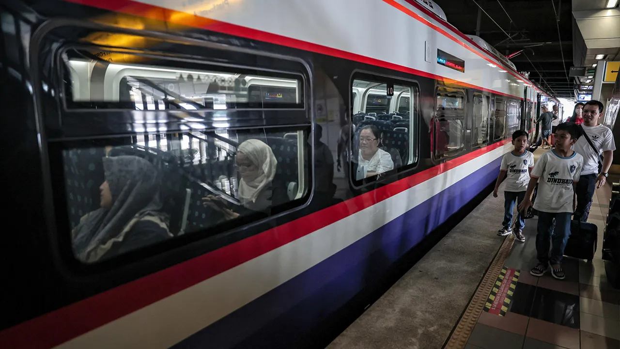 JOHOR BAHRU, 19 Mac - Orang ramai memilih perkhidmatan tren elektrik (ETS) sebagai pengangkutan utama untuk pulang ke destinasi masing-masing, ketika tinjauan Bernama di JB Sentral hari ini. Sebanyak 217,000 tiket perkhidmatan tren elektrik (ETS) bersempena dengan sambutan Aidilfitri telah terjual setakat 9 pagi ini daripada keseluruhan 257,000 tiket yang ditawarkan. - fotoBERNAMA
