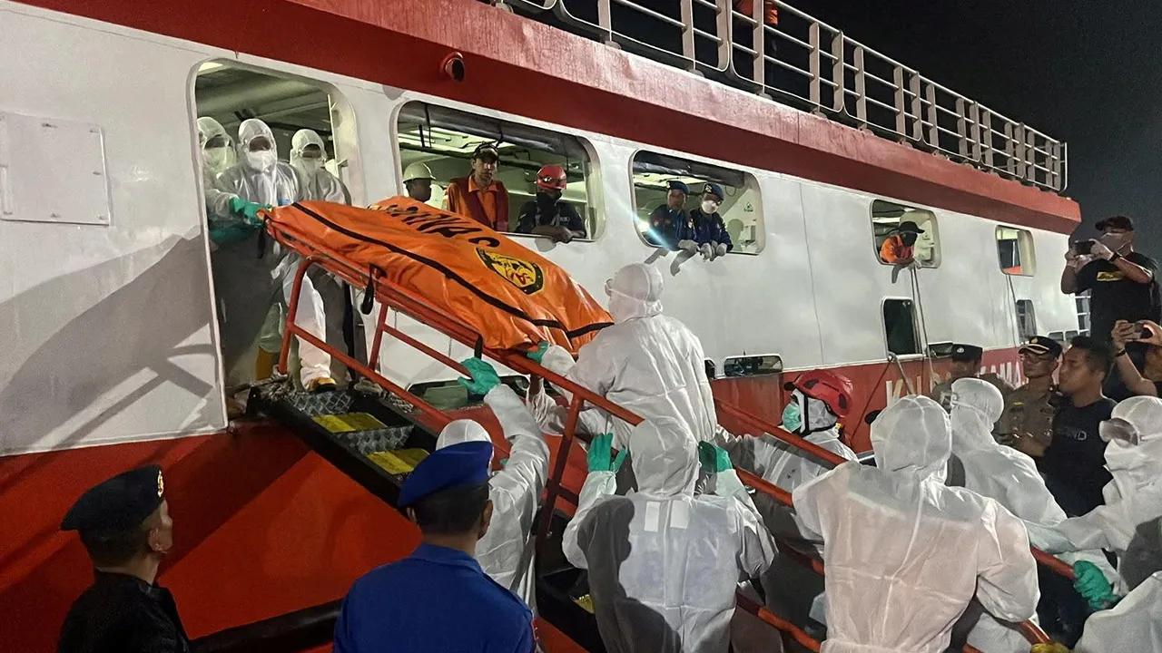 Rescue members wearing personal protective equipment carry a body bag as they retrieve victims of the Virgo Transport 8 ferry, which capsized in the Java Sea while sailing from Surabaya to Banjarmasin, upon arrival at Trisakti Port in Banjarmasin, South Kalimantan province, Indonesia, September 18, 2026. Indonesia's National Search and Rescue Agency (BASARNAS)/Handout via REUTERS