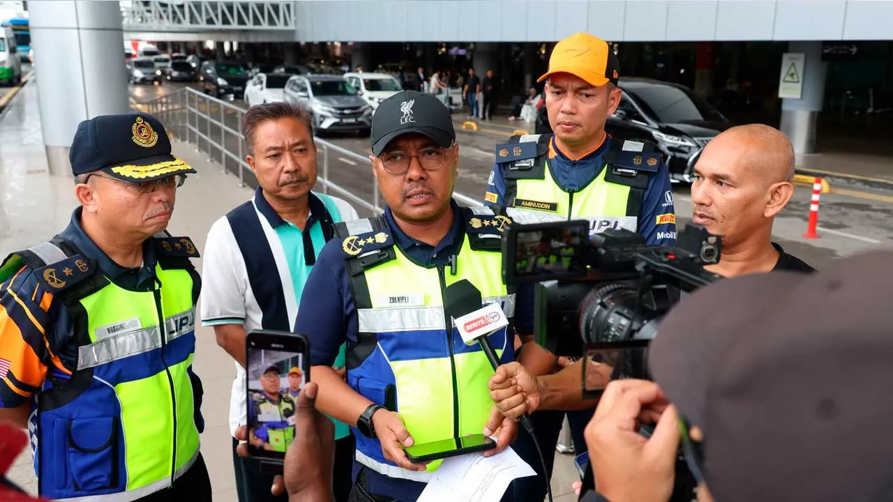 BAYAN LEPAS, 25 Oktober 2026 – JPJ Negeri Pulau Pinang telah melaksanakan Ops Khas Kenderaan Persendirian Tanpa Permit dan E-Hailing di Lapangan Terbang Antarabangsa Pulau Pinang (LTAPP) bermula jam 8.00 pagi.