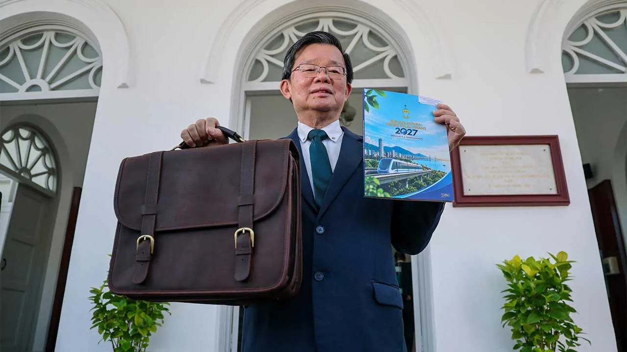 GEORGE TOWN, 30 Okt -- Ketua Menteri Pulau Pinang, Chow Kon Yeow menunjukkan dokumen Belanjawan 2027 sebelum membentangkan laporan itu pada persidangan Dewan Undangan Negeri Pulau Pinang di George Town, hari ini.  -- fotoBERNAMA (2026) HAK CIPTA TERPELIHARA