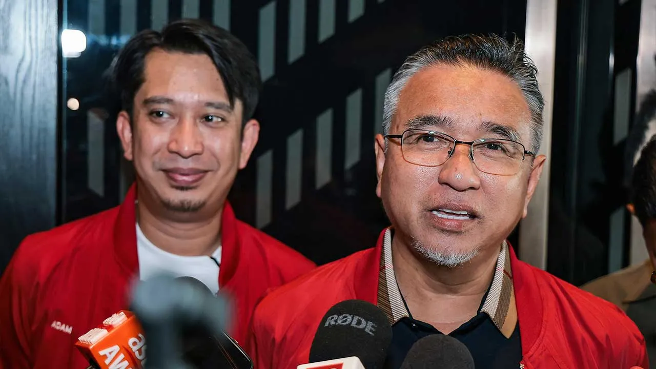 Pengerusi Pakatan Harapan Melaka juga Timbalan Menteri Pertahanan Adly Zahari (kanan) bercakap kepada media pada Program Hi Tea bersama Kelab Media Melaka di sebuah hotel, hari ini. - Foto BERNAMA