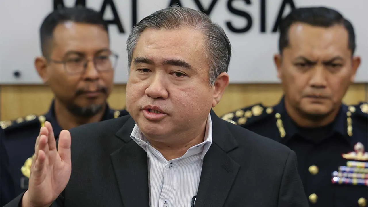 Putrajaya , 5 Oktober 2029.Menteri Pengangkutan , Anthony Loke Siew Fook pada sidang media berikutan penggantungan perkhidmatan MYEG dan Zetrix AI Berhad sebagai ejen pemungut JPJ di Kementerian Pengangkutan.Astro AWANI / SHAHIR OMAR