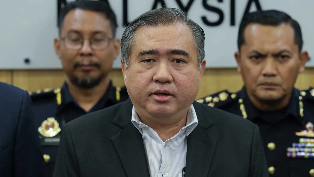 Putrajaya , 5 Oktober 2029.Menteri Pengangkutan , Anthony Loke Siew Fook pada sidang media berikutan penggantungan perkhidmatan MYEG dan Zetrix AI Berhad sebagai ejen pemungut JPJ di Kementerian Pengangkutan.Astro AWANI / SHAHIR OMAR