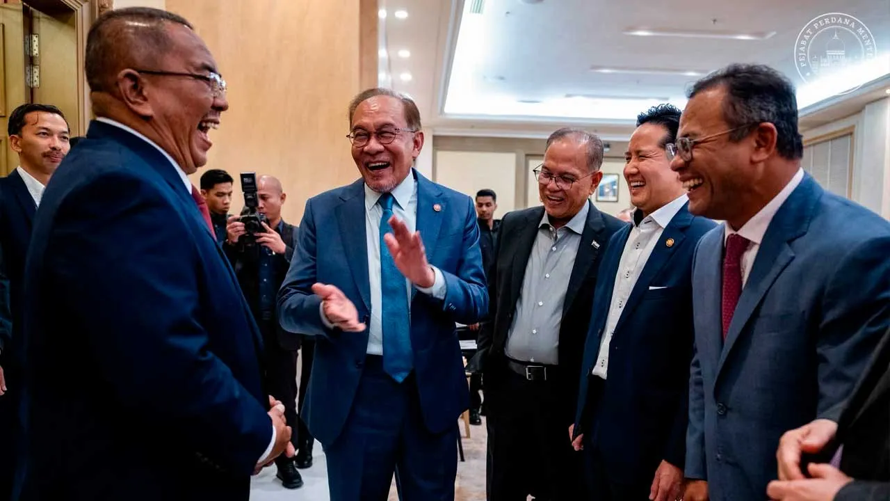 Hari ini saya telah mempengerusikan Mesyuarat Menteri Besar dan Ketua Menteri ke-150 dengan Belanjawan MADANI 2027 sebagai tumpuan utama dalam kerangka Waad Nasional yang telah saya usulkan semasa membentangkannya. Waad atau ‘covenant’ tersebut mesti berfungsi sebagai wahana yang menuntut kerjasama erat dan padu antara Kerajaan di peringkat pusat dan negeri bagi memastikan pembangunan yang lebih mampan, adil dan seimbang bagi menjelmakan aspek kesejahteraan yang lebih terangkum.  Dalam mendepani ketidaktent