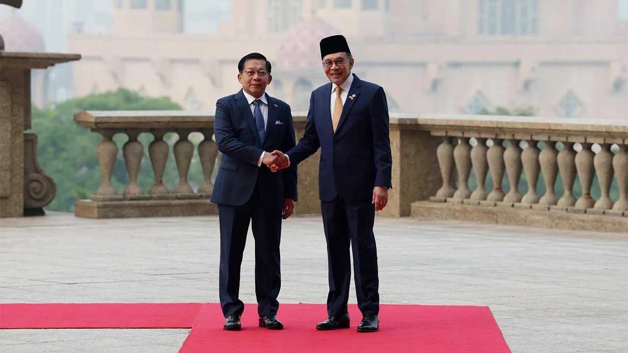 PUTRAJAYA, 8 Okt - Perdana Menteri Datuk Seri Anwar Ibrahim (kanan) bersalaman dengan Presiden Myanmar Min Aung Hlaing sejurus selepas Min Aung diberikan sambutan rasmi di Bangunan Perdana Putra, bersempena lawatan rasmi dua harinya ke Malaysia bermula semalam. - fotoBERNAMA (2026) HAK CIPTA TERPELIHARA  Photographed By: MOHD HUZAINI DAUD