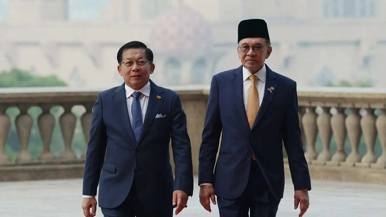 PUTRAJAYA, 8 Okt - Perdana Menteri Datuk Seri Anwar Ibrahim (kanan) bersama Presiden Myanmar Min Aung Hlaing sejurus selepas Min Aung diberikan sambutan rasmi di Bangunan Perdana Putra, bersempena lawatan rasmi dua harinya ke Malaysia bermula semalam. - fotoBERNAMA (2026) HAK CIPTA TERPELIHARA  PUTRAJAYA, Oct 8 - Prime Minister Datuk Seri Anwar Ibrahim (right) with Myanmar President Min Aung Hlaing after the latter was accorded an official welcome at the Perdana Putra Complex here today, in conjunction with