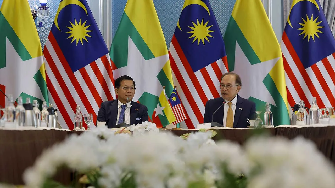 PUTRAJAYA, Oct 8 - Prime Minister Datuk Seri Anwar Ibrahim and Myanmar President Min Aung Hlaing attend a brief discussion with delegates before a luncheon at the Seri Perdana Complex today.  - fotoBERNAMA (2026) COPYRIGHT RESERVED