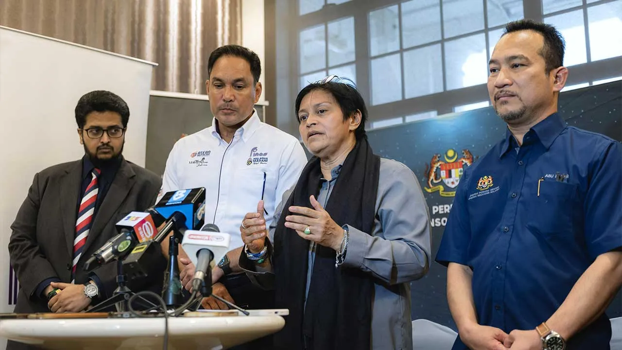 KUALA LUMPUR, 5 Okt - Menteri di Jabatan Perdana Menteri (Undang-Undang dan Reformasi Institusi) Datuk Seri Azalina Othman Said (dua, kanan) bercakap pada sidang media selepas menghadiri Majlis Perasmian Program "Seni, Populariti Dan Survival Kewangan" di Asian International Arbitration Centre (AIAC) hari ini. Turut sama, Timbalan Ketua Pengarah Insolvensi Abu Bakar Manat (kanan), Pengerusi Perbadanan Kemajuan Filem Nasional Malaysia (FINAS) Datuk Dr Hans Isaac (dua, kiri) dan Ketua Pegawai Eksekutif Pusat